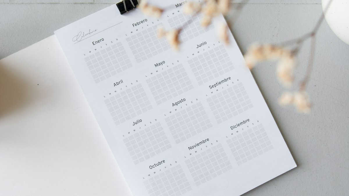 Agenda de trabajo en blanco sobre una mesa