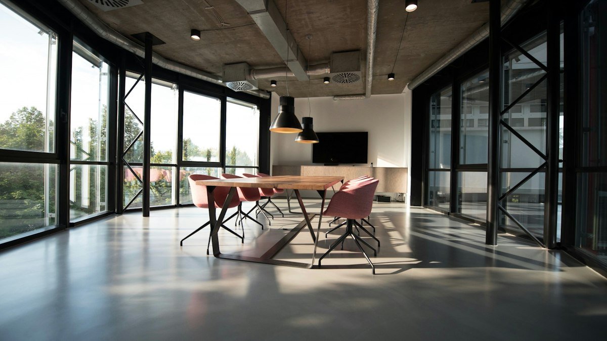 Sala vacía de reunión con luz natural