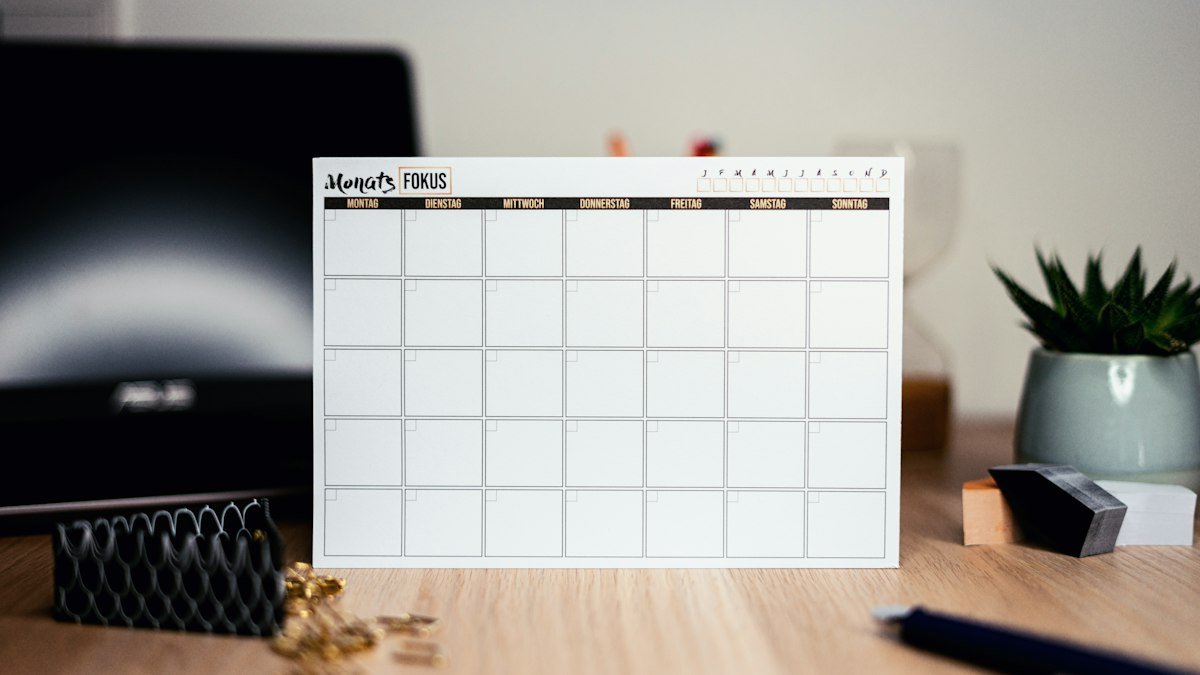 Calendario de papel sobre mesa vacía