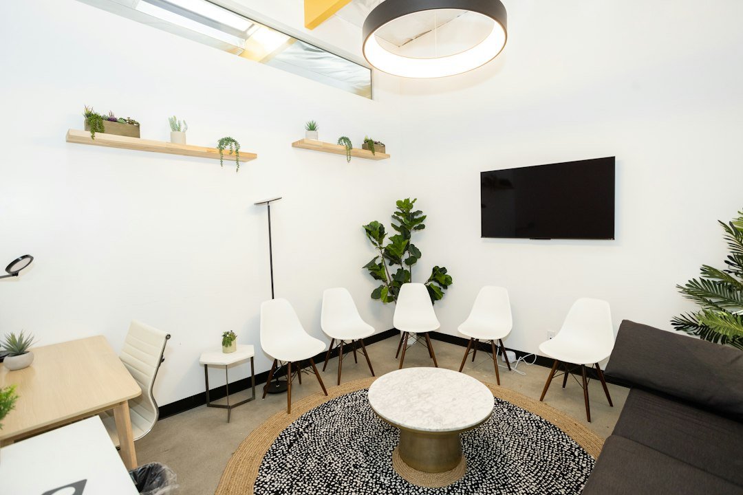 Consultorio tranquilo sin personas, con sillas y plantas