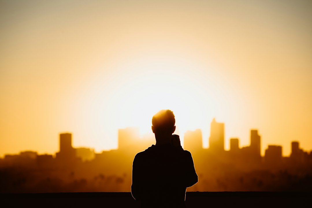 Persona reflexionando al amanecer
