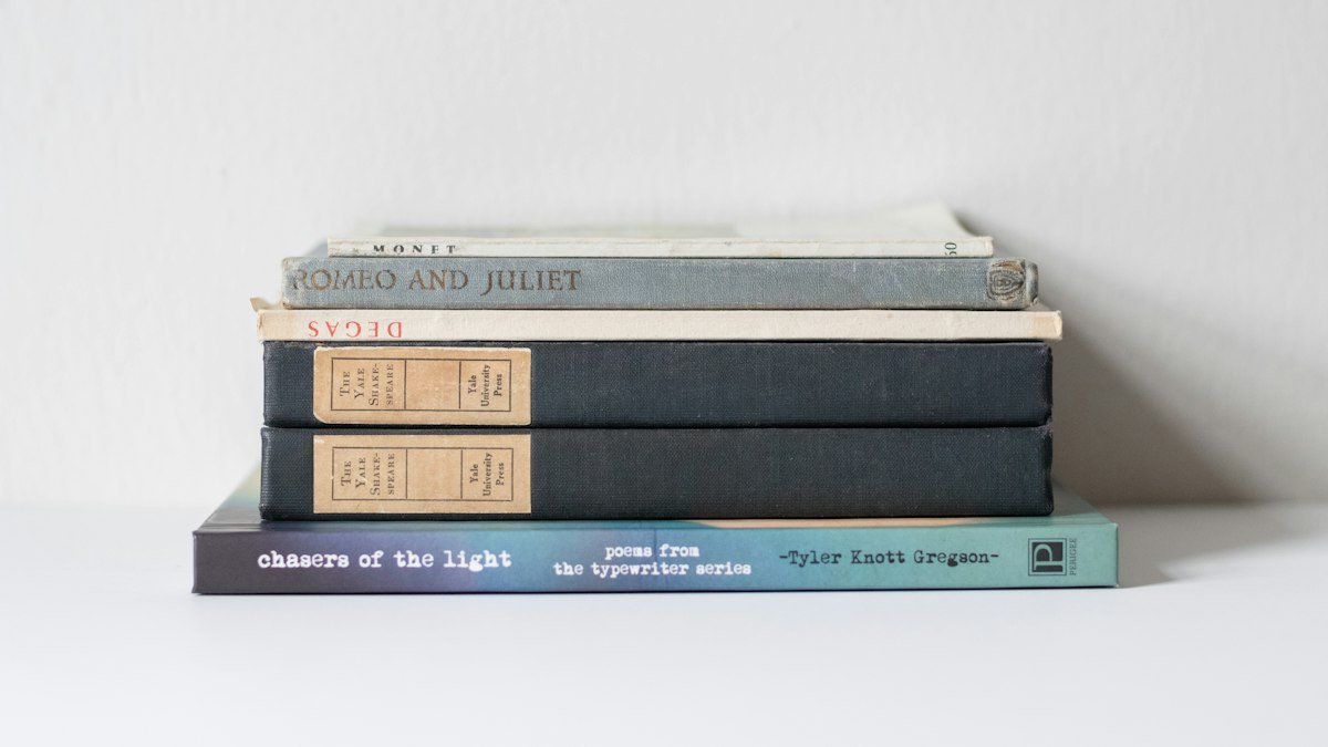 Libros apilados en una mesa limpia