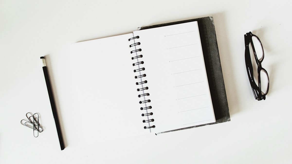 Cuaderno y bolígrafo sobre una mesa vacía