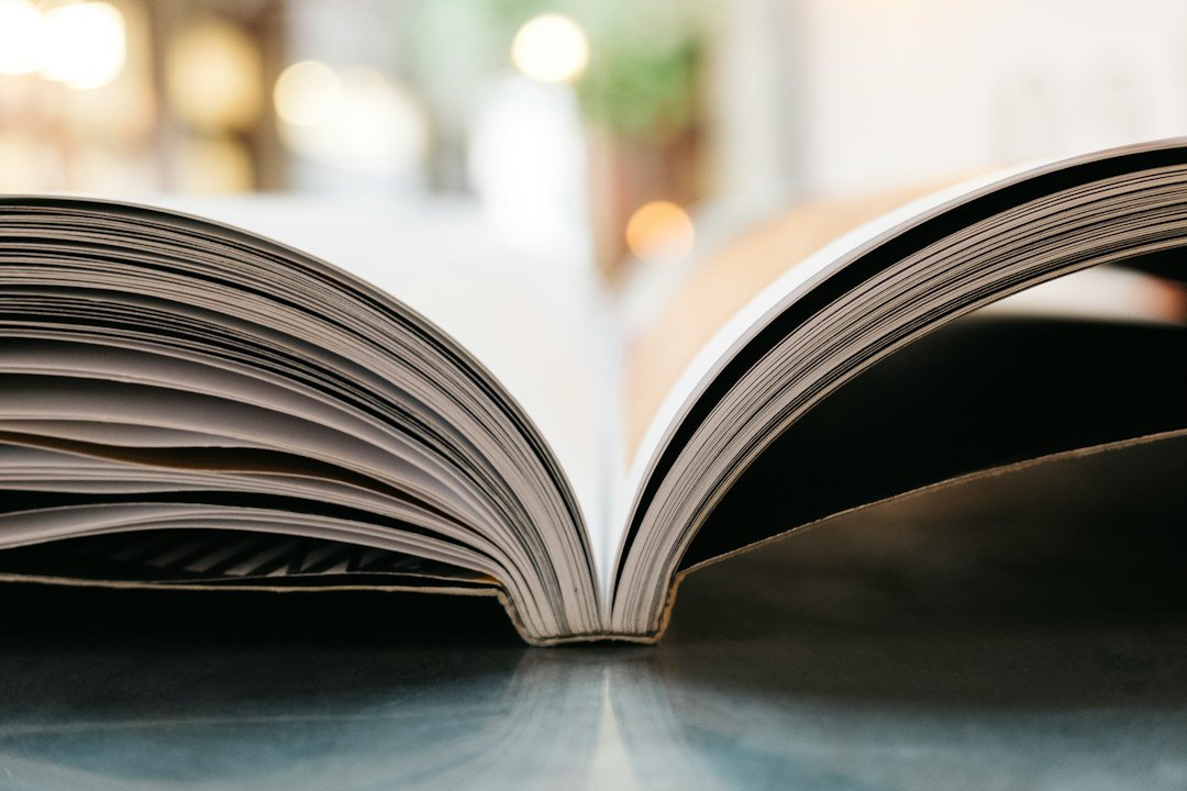 Libro abierto en un espacio tranquilo