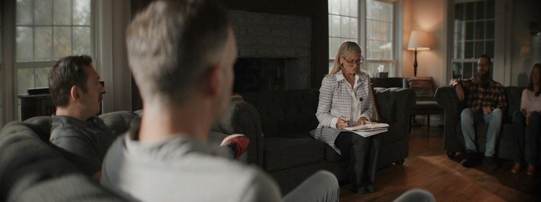 Personas reunidas en un ambiente de conversación y apoyo