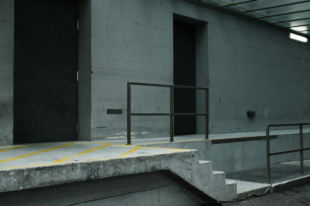 Acceso a edificio sin personas