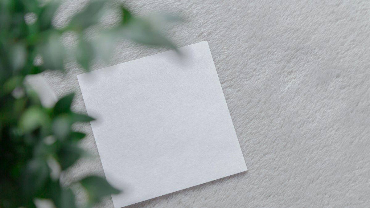 Notas en blanco sobre una mesa de trabajo