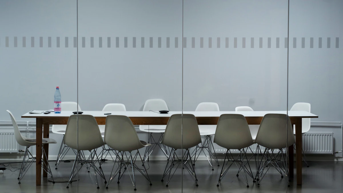 Mesa y sillas para una reunión de servicio